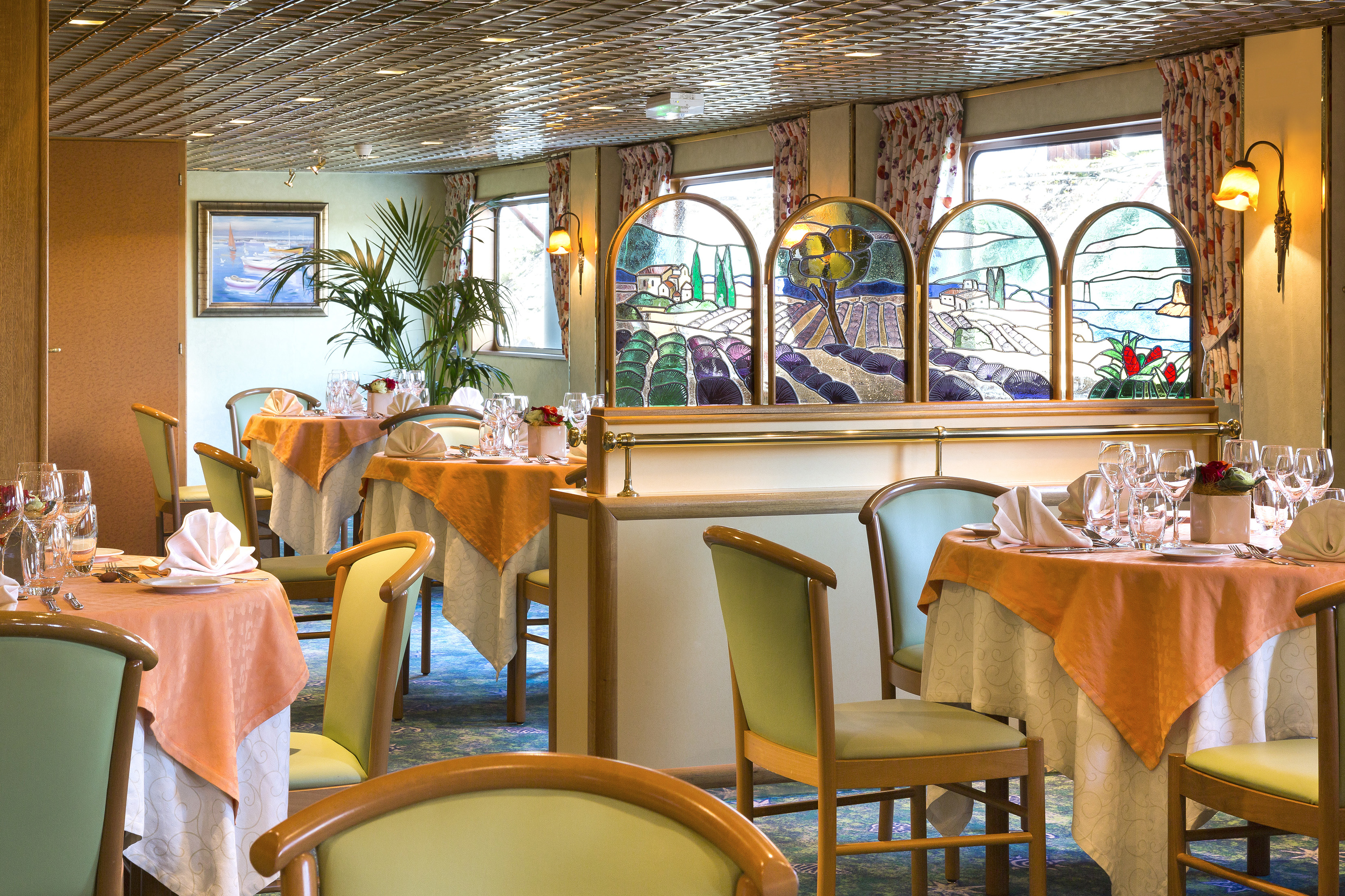 CroisiEurope MS Beethoven Restaurant 1.jpg